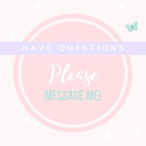 Puede incluir: Un c&iacute;rculo rosa con un contorno blanco y el texto "HAVE QUESTIONS Please MESSAGE ME!" en blanco y verde claro. El fondo es blanco con peque&ntilde;as estrellas blancas y una mariposa azul claro.