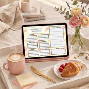 Peut inclure: Composition esthétique avec une tablette rose affichant un planificateur hebdomadaire, une tasse de café rose, un croissant aux framboises et un vase de fleurs. Un stylo et une clé dorés ajoutent des touches décoratives. Le texte "ETSY DIGITAL DOWNLOAD PREVIEW" est inclus.