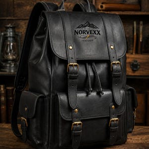 Può includere: Uno zaino nero dotato di una patta superiore con due cinghie con fibbia, una chiusura a coulisse e due tasche laterali. La patta anteriore mostra un grafico di montagna con il testo NORVEXX LEATHER. La borsa include finiture in metallo color ottone.