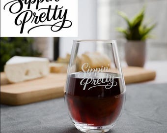 W5R 'Sippin' Pretty' Weinglas ohne Stiel | Graviert 11.5oz
