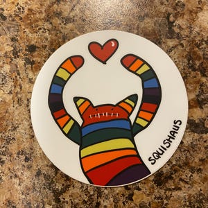 Sticker logo Squishaus avec monstre arc-en-ciel