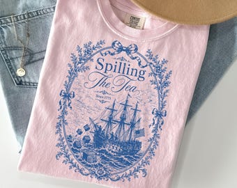 Camiseta Comfort Colors Blue Toile Spilling The Tea Since 1773, camiseta para fiesta del 4 de julio, top patriótico del 250 aniversario de EE. UU., atuendo para vacaciones