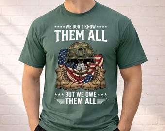 Camiseta Comfort Colors "No los conocemos a todos, pero les debemos a todos", camiseta del Día de los Caídos, camiseta patriótica con la bandera estadounidense, sudadera con cuello redondo de cumpleaños de EE. UU.