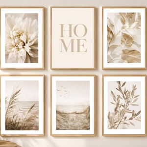 Puede incluir: Un conjunto de seis láminas rectangulares en marcos de madera clara para pared de galería. Las láminas presentan imágenes en tonos beige y crema, incluyendo una flor grande, la palabra HOME, follaje, hierba de playa y ramas de olivo.