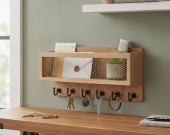 Rustieke houten wandorganizer met metalen gaasvakken en haken voor de hal of het thuiskantoor.