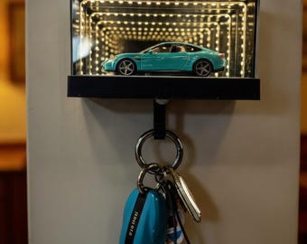 Decoratieve sleutelhouder in de vorm van een miniatuurauto met spiegel, uniek ontwerp, woondecoratie, speels cadeau voor autoliefhebbers.