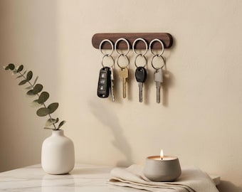 Minimalistische houten sleutelhouder voor aan de muur met een natuurlijke houtnerf, een handig opbergaccessoire voor in huis en een modern decoratief element.