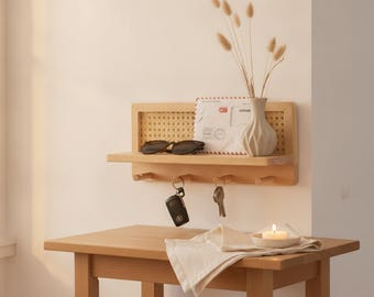 Wandgemonteerde sleutel- en postorganizer met houten frame, gevlochten riet, minimalistisch design, opbergoplossing voor de hal