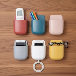 Multifunctionele wandorganizer van duurzaam plastic met minimalistisch design voor thuis of op kantoor. Ideaal voor het opruimen van je werkplek en het opbergen van je afstandsbediening.