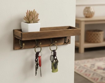 Rustieke houten sleutelhouder voor aan de muur met natuurlijke afwerking en metalen haken voor de entree.