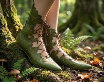 Stivali elfici da foresta fatti a mano per cosplay medievale, costumi per fiere rinascimentali e calzature fantasy per LARP.