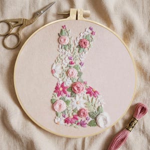 Kit de bordado de conejito floral, costura a mano para principiantes, bordado de conejo de primavera, proyecto de manualidades DIY