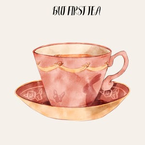 Puede incluir: Una ilustración en acuarela de una taza de té y un platillo de color rosa con un borde dorado y sutiles motivos de conejos. Sobre la taza, el texto BUT FIRST TEA está escrito en una fuente cursiva negra sobre un fondo crema claro.