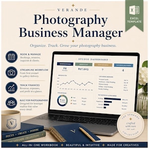 Può includere: Un laptop mostra un dashboard di gestione aziendale di fotografia con dati finanziari. L'immagine include un taccuino, una penna e una tazza con la lettera "V". Il testo sullo schermo recita "Photography Business Manager".