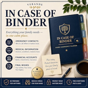 以下が含まれることがあります： 金色の文字と木のエンブレムが施された、In Case Of Binder Family Emergency Plannerというタイトルの紺色のバインダー。連絡先、医療、保険、口座、書類、希望などのラベル付きタブと、金色のコイン、メモが含まれています。