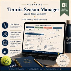 Könnte beinhalten: Ein Laptop zeigt ein Tennis-Saison-Dashboard mit Match-Statistiken. Ein Tennisball, ein Notizbuch und ein Stift liegen neben dem Laptop. Das Notizbuch lautet "Play, Prepare, Perform". Eine Wasserflasche mit Tennis-Logo ist ebenfalls vorhanden.