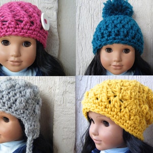 Puede incluir: Cuatro gorros de ganchillo en diferentes colores: rosa intenso con un botón blanco, verde azulado con un pompón, gris con orejeras y amarillo. Los gorros se muestran en una muñeca.