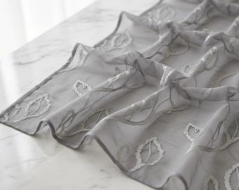 Cortinas grises transparentes con bordado de hojas para una decoración elegante en interiores modernos.