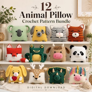 Puede incluir: Una colección de 12 cojines cuadrados de ganchillo con forma de animales: koala, perro, gato, tigre, zorro, rana, vaca, panda, conejo, ciervo, triceratops y unicornio. Se muestra el texto 12 Animal Pillow Crochet Pattern Bundle Digital Download.