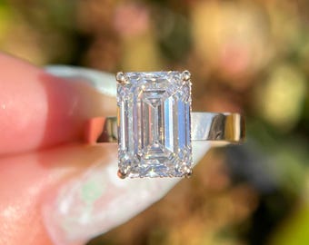Anello di fidanzamento Andrea con diamante sintetico taglio smeraldo da 5,02 ct, purezza E-VVS2, in oro 14 carati.