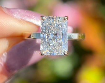 Anillo de compromiso Andrea con diamante cultivado en laboratorio, talla radiante, E-VS1, de 3,48 ct, en oro amarillo de 14 quilates.