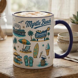 Può includere: Una tazza in ceramica bianca con manico e bordo blu scuro, riempita con una bevanda schiumosa. L'esterno presenta illustrazioni colorate di Myrtle Beach, tra cui un molo, palme, una sedia da spiaggia, una tavola da surf, gelato e un pellicano.