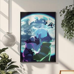 Puede incluir: Una impresi&oacute;n de arte mural rectangular que presenta una ilustraci&oacute;n estilo anime de dos figuras abraz&aacute;ndose contra el fondo de un planeta azul brillante. La obra est&aacute; enmarcada en un marco negro fino y muestra tonos vibrantes de azul, morado y verde.