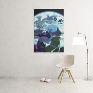 Puede incluir: Una impresi&oacute;n de arte mural rectangular que presenta una ilustraci&oacute;n estilizada de dos figuras abraz&aacute;ndose contra el fondo de un planeta Tierra azul brillante. La obra utiliza una paleta de azules profundos, morados y reflejos cian brillantes.