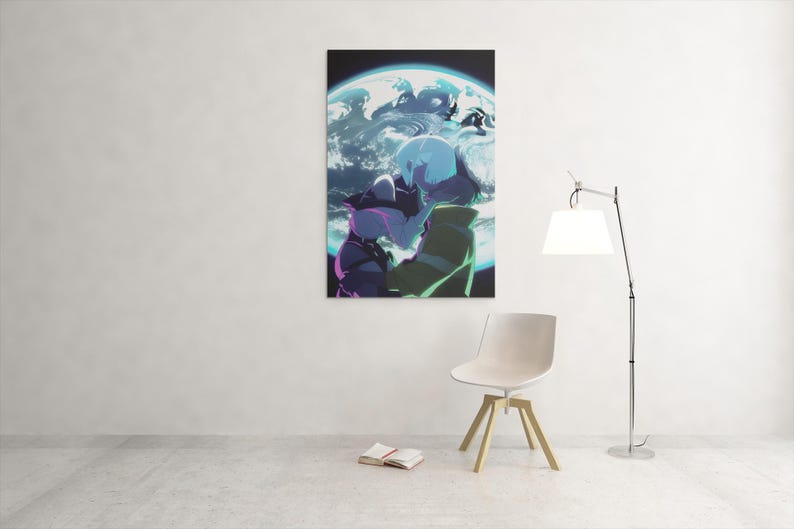 Puede incluir: Una impresi&oacute;n de arte mural rectangular que presenta una ilustraci&oacute;n estilizada de dos figuras abraz&aacute;ndose contra el fondo de un planeta Tierra azul brillante. La obra utiliza una paleta de azules profundos, morados y reflejos cian brillantes.