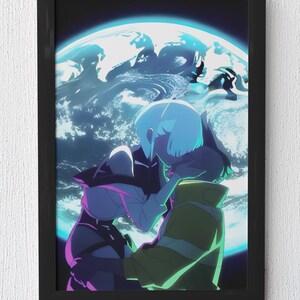 Puede incluir: Una l&aacute;mina de arte mural enmarcada con una ilustraci&oacute;n estilo anime de dos figuras abraz&aacute;ndose frente a un gran planeta azul brillante. Las figuras aparecen como siluetas con reflejos cian y amarillos vibrantes dentro de un marco negro sencillo.
