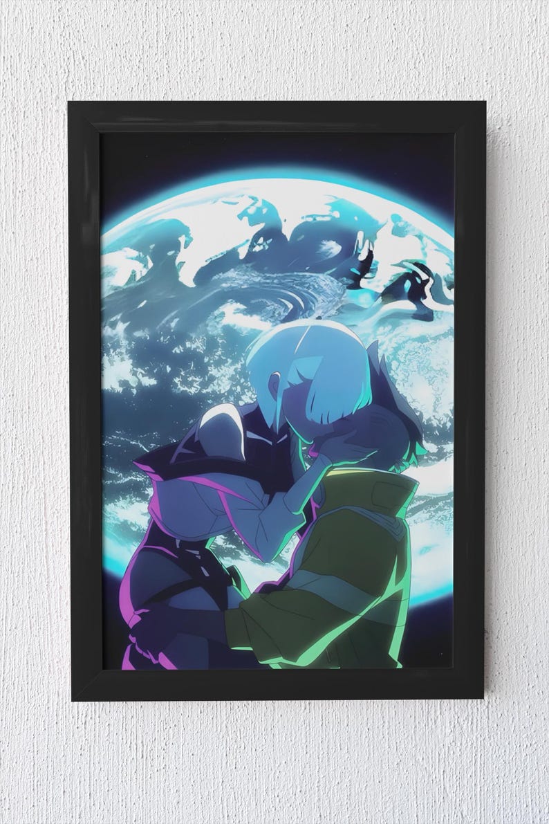 Puede incluir: Una l&aacute;mina de arte mural enmarcada con una ilustraci&oacute;n estilo anime de dos figuras abraz&aacute;ndose frente a un gran planeta azul brillante. Las figuras aparecen como siluetas con reflejos cian y amarillos vibrantes dentro de un marco negro sencillo.