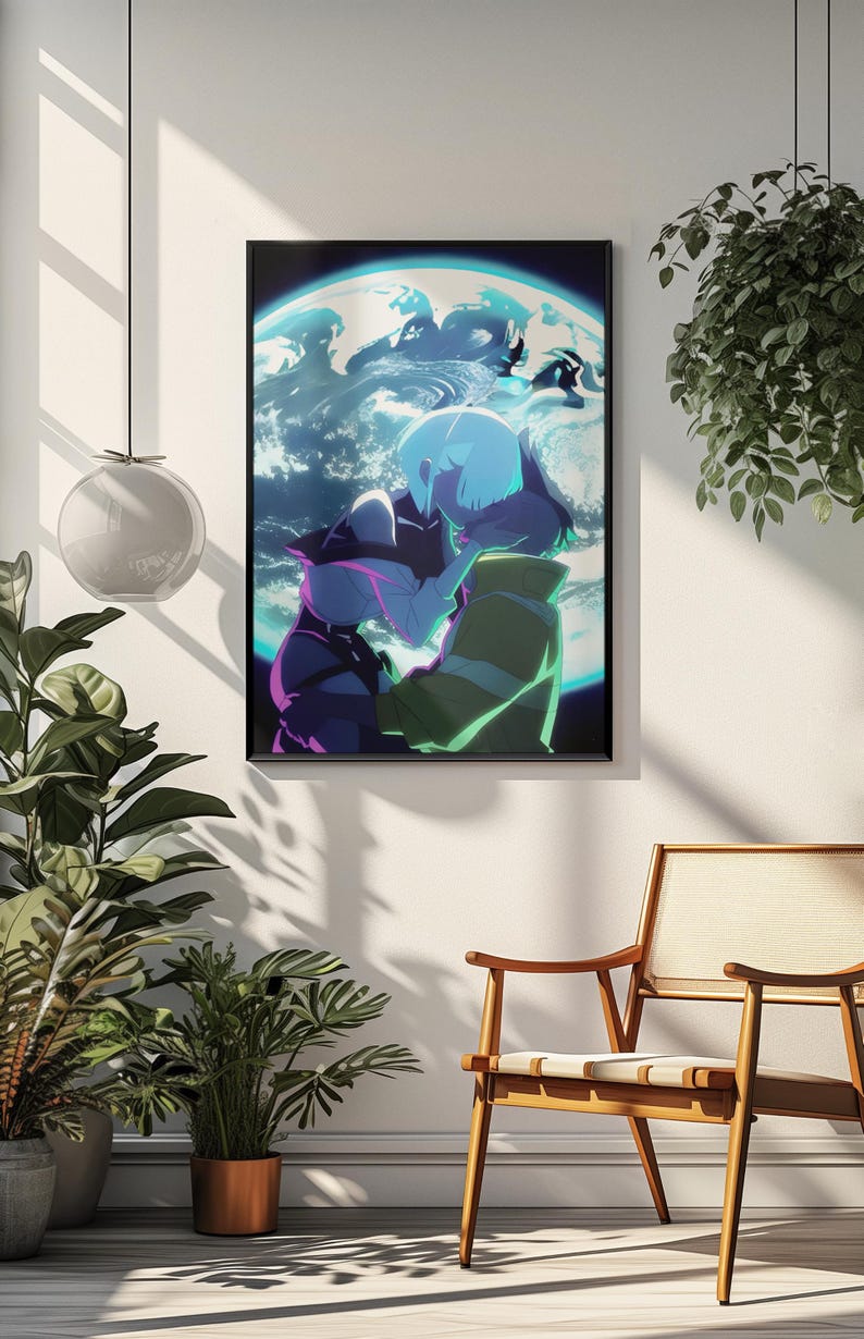 Puede incluir: Una impresi&oacute;n de arte mural rectangular que presenta una ilustraci&oacute;n estilo anime de dos figuras abraz&aacute;ndose contra el fondo de un planeta azul brillante. La obra est&aacute; enmarcada en un marco negro fino y muestra tonos vibrantes de azul, morado y verde.