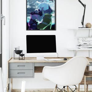 Puede incluir: Una impresi&oacute;n de arte mural rectangular enmarcada que presenta una ilustraci&oacute;n estilo anime de dos figuras abraz&aacute;ndose contra el fondo de un planeta azul brillante. La obra utiliza una paleta de colores vibrantes de azules profundos, cian brillante y verdes suaves.