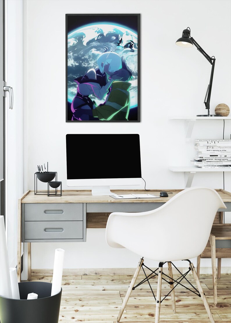 Puede incluir: Una impresi&oacute;n de arte mural rectangular enmarcada que presenta una ilustraci&oacute;n estilo anime de dos figuras abraz&aacute;ndose contra el fondo de un planeta azul brillante. La obra utiliza una paleta de colores vibrantes de azules profundos, cian brillante y verdes suaves.