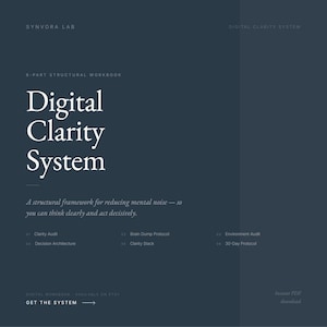 Puede incluir: Una portada de cuaderno digital azul oscuro con el título "Digital Clarity System" en letras blancas grandes. La portada incluye el texto "6-PART STRUCTURAL WORKBOOK" y una descripción del propósito del sistema. El cuaderno está disponible para su descarga.