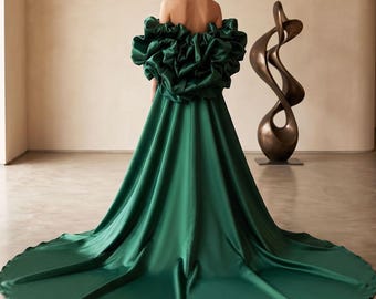Capa verde-caçador brilhante com mangas: xale franzido com ombros à mostra e cauda longa, ideal para baile de formatura, concursos de beleza e eventos de gala.