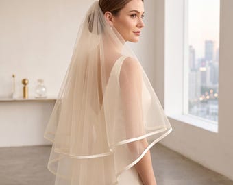 Véu de Noiva Minimalista com Blush: Véu com Borda em Fita de Cetim Champagne na Altura dos Dedos