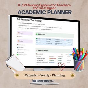 Könnte beinhalten: Ein Computermonitor zeigt ein digitales K-12-Planungssystem für Lehrkräfte mit Abschnitten für Schnellstatistiken und einen akademischen Kalender. Ein Spiralblock, ein Stift und ein Stiftehalter mit bunten Stiften stehen neben dem Bildschirm.
