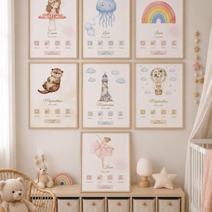 Könnte beinhalten: Neun gerahmte Kunstdrucke mit Baby-Illustrationen, darunter eine Fee, eine Qualle, ein Regenbogen, ein Otter, ein Leuchtturm und ein Heißluftballon. Jeder Druck zeigt einen Namen und ein Datum. Die Drucke werden an einer hellen Wand ausgestellt.