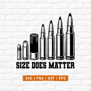 Pode incluir: Uma ilustração gráfica a preto e branco com sete tipos diferentes de munições dispostos por ordem crescente de altura, com o texto a negrito "SIZE DOES MATTER" por baixo e uma etiqueta retangular "SVG | PNG | DXF | EPS".