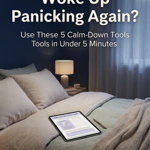 Puede incluir: Una tableta digital que muestra un Nighttime Panic Attack Toolkit descansa sobre una cama con almohadas blancas y una manta verde claro. El texto dice: SLEEP ANXIETY RELIEF, Woke Up Panicking Again? Use These 5 Calm-Down Tools in Under 5 Minutes, Instant Download.