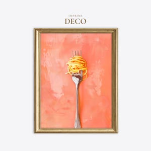 Puede incluir: Una lámina de arte enmarcada que muestra un tenedor de plata con un remolino de espaguetis amarillos centrado sobre un fondo de color naranja coral texturizado. El texto IMPRIME DECO aparece en letras marrones sobre el marco dorado.