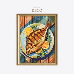 Könnte beinhalten: Ein gerahmter Kunstdruck mit dem Titel IMPRIME DECO, der eine stilisierte Illustration eines gegrillten Fisches auf einem Teller mit Zitronenscheiben und grünen Kräutern zeigt. Das Bild verwendet warme Orange-, Gelb- und Blautöne.