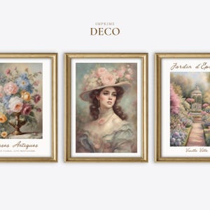Puede incluir: Tres láminas decorativas enmarcadas con marcos dorados. La lámina de la izquierda muestra un ramo de flores en un jarrón con el texto Roses Antiques. La central muestra a una persona con un sombrero de flores. La de la derecha muestra un jardín con un cenador y el texto Jardin d'Epoque Vieille Ville. El texto IMPRIME DECO aparece en la parte superior.