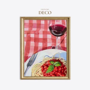 Puede incluir: Una lámina enmarcada con la pintura de un plato de espaguetis con salsa de tomate roja y una hoja de albahaca, un tenedor de plata y una copa de vino tinto sobre un mantel de cuadros rojos y blancos. El texto IMPRIME DECO aparece arriba.