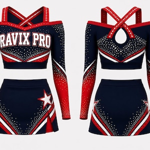 Op de afbeelding: Een marineblauwe en rode cheerleading uniformset bestaande uit een langarmige crop top met blote schouders, voorzien van de tekst RAVIX PRO in witte letters en strass-steentjes, en een bijpassende rok met een zijsplit en witte sterren.