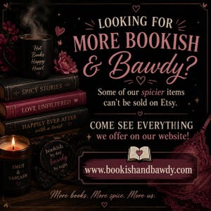 Puede incluir: Una taza negra con el texto Hot Books Happy Heart, una pila de libros titulados Spicy Stories, Love Unfiltered y Happily Ever After with a twist, una vela etiquetada Smut & Sarcasm y texto promocionando www.bookishandbawdy.com sobre fondo oscuro.