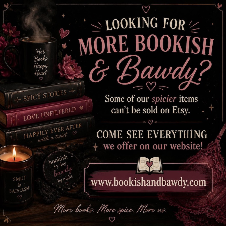 Puede incluir: Una taza negra con el texto Hot Books Happy Heart, una pila de libros titulados Spicy Stories, Love Unfiltered y Happily Ever After with a twist, una vela etiquetada Smut & Sarcasm y texto promocionando www.bookishandbawdy.com sobre fondo oscuro.