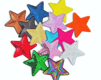 以下が含まれることがあります： 赤、オレンジ、黄色、緑、青、紫、ピンク、白、マルチカラーのパターンなど、さまざまな色のスパンコールで覆われた星型のワッペン。それぞれの星には、小さな反射するスパンコールが密集して配置されています。
