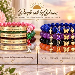 Op de afbeelding: Twee stapels kralenarmbanden. De linker stapel heeft gouden balkjes met de tekst "Weeping may endure, but joy comes in the morning" en gekleurde bewustzijnslinten. De rechter stapel bevat gouden kruis-, vlinder- en hartvormige bedels.